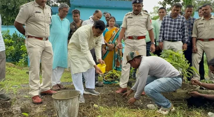 অরণ্য সপ্তাহ পালন উপলক্ষ্যে নাদনঘাট থানার শ্রীরামপুর গ্রামীণ হাসপাতালে বৃক্ষ রোপণ কর্মসূচিতে মন্ত্রী স্বপন দেবনাথ, এসডিপি রাকেশ চৌধুরী, আইসি বিশ্ববন্ধু চট্টরাজ প্রমুখ
