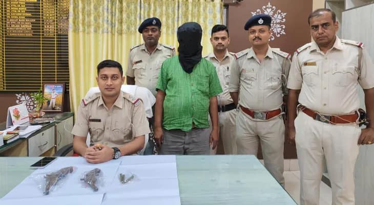 দুটি আগ্নেয়াস্ত্রসহ এক দুষ্কৃতীকে গ্রেপ্তার করল মুর্শিদাবাদের নওদা থানার পুলিস