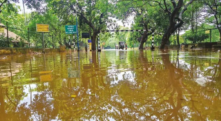 বিশ্বভারতীর উপাসনাগৃহ সংলগ্ন রাস্তা জল থইথই