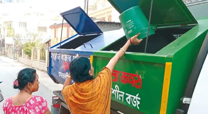 ‘জঞ্জাল সার্ভিস ট্যাক্স’ নিয়ে ফের বিতর্ক, বকেয়া জমা দিতে পাড়ায় পাড়ায় মাইকে প্রচার পুরসভার