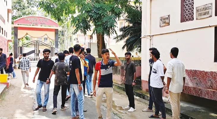 বহিরাগতদের নিয়ে কলেজে পরিচালন সমিতির সভাপতি, দরজাতেই বাধা তৃণমূল ছাত্র পরিষদের, বালুরঘাট কলেজে উত্তেজনা