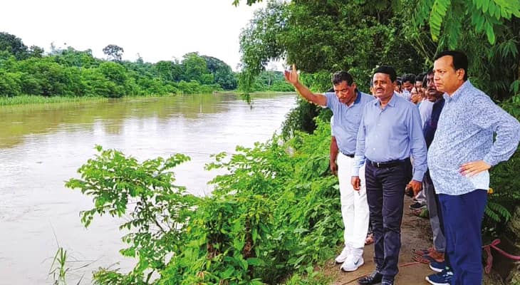 ডিভিসির ছাড়া জলে ফের বন্যার আশঙ্কা, পশ্চিম মেদিনীপুরে ব্লকে ব্লকে ত্রাণ