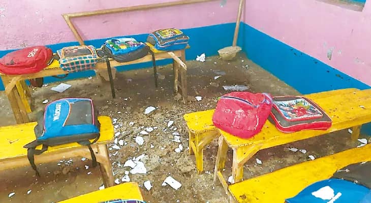 বরাবাজারে ক্লাস চলাকালীন ভেঙে পড়ল ছাদের চাঙড়