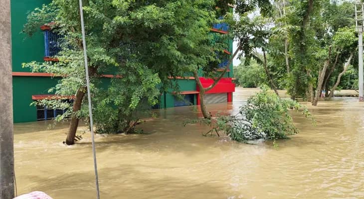 বিপদসীমা অতিক্রম করে ফুঁসছে রূপনারায়ণ, উদ্বিগ্ন খানাকুলবাসী