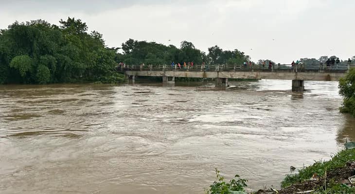 মুর্শিদাবাদের খড়গ্রামের ব্রাহ্মণী নদীতে বিপদসীমার উপর দিয়ে বইছে জল, প্লাবিত হতে পারে নবগ্রাম ও খড়গ্রামের বিস্তীর্ণ এলাকা