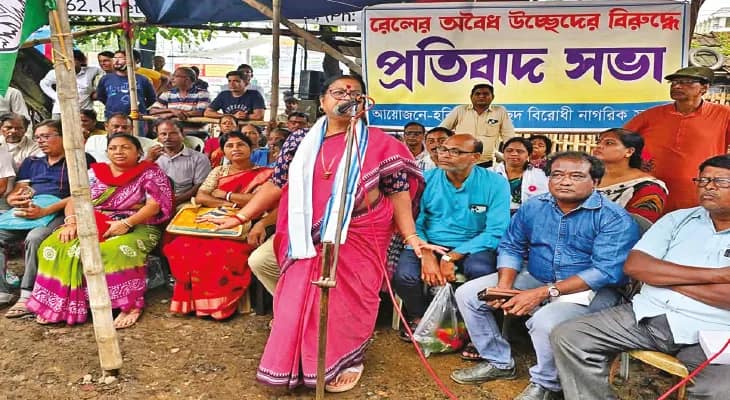 রেলের উচ্ছেদ অভিযানের বিরুদ্ধে প্রতিবাদ হরিপালে
