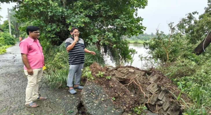 ১৫ মিনিটের স্থানীয় টর্নেডোতে লন্ডভন্ড রায়দিঘির কুমরোপাড়া, ৫০টির বেশি বাড়ি ক্ষতিগ্রস্ত, ভেঙে পড়ল গাছ, বিদ্যুতের খুঁটি