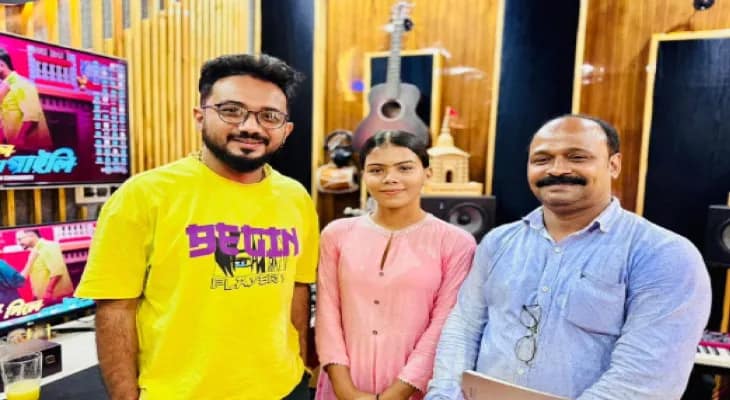 ট্রেনে গান গেয়ে মন কেড়েছেন, জ্যোতি মজুমদার এখন ভাইরাল