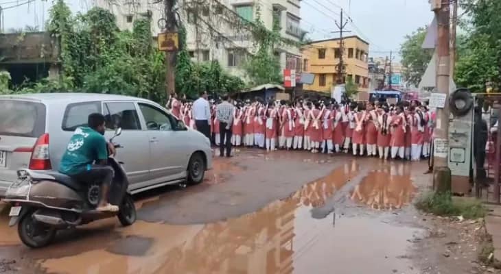 মহেশতলায় স্কুলের সামনে রাস্তা যেন জলাশয়, পথ অবরোধ ক্ষুব্ধ ছাত্রীদের