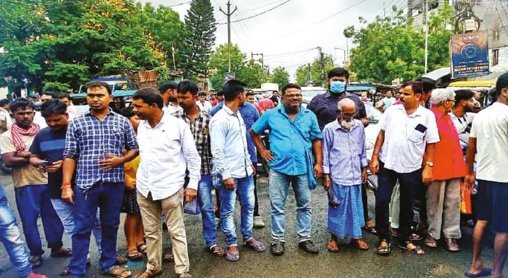 বেহাল রাস্তার জেরে ভোগান্তি, রামপুরহাটে অবরোধ-বিক্ষোভ