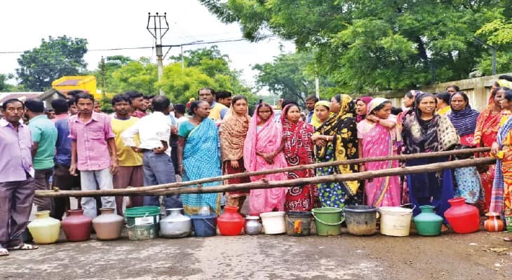মিলছে না পানীয় জল, রাস্তায় বাঁশ বেঁধে অবরোধ-বিক্ষোভ