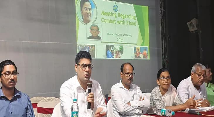 ঘাটালে বন্যা পরিস্থিতির অবনতি, প্রশাসনিক বৈঠক জেলাশাসকের