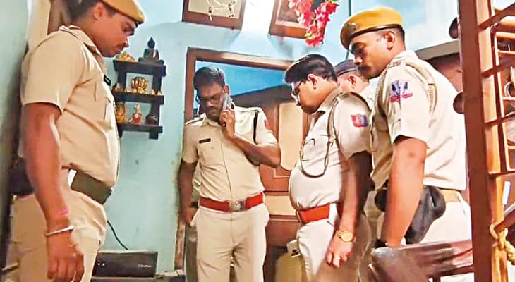 শেয়ারে লগ্নি করে বিপুল পরিমাণ ক্ষতি, মা সহ তিন পোষ্যকে অ্যাসিড খাইয়ে হত্যা!