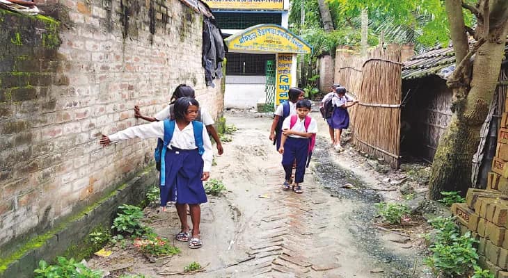 স্কুলের সামনে রাস্তার ঢালাই অসর্ম্পূণ, মহিশুড়ায় ক্ষোভ