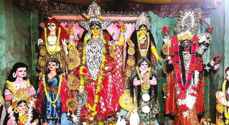 আচার পালনে মনসার পাত্রে যৎসামান্য ভক্তদের আনা দুধে পুষ্টি পায় গরিব শিশুরা