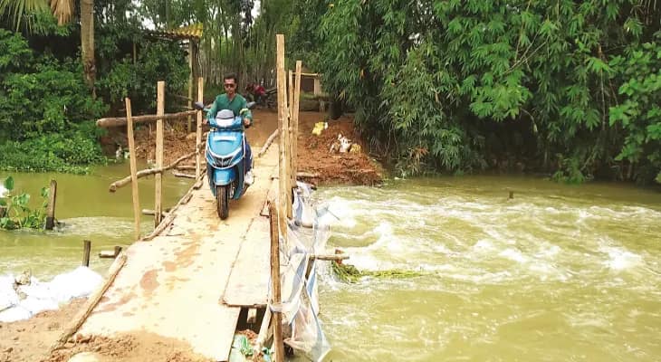 কালনায় ঝুঁকি নিয়ে গাঙ্গুর নদীর উপর সাঁকো পারাপার