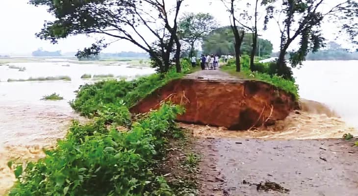 দ্বারকা নদীর জলস্তর বাড়ায় ডুবে গেল মহম্মদবাজারে দু’টি কজওয়ে