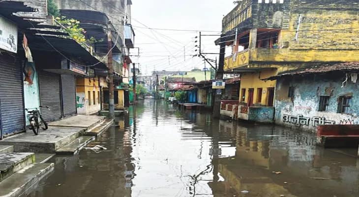 বৃষ্টির জল জমে রাস্তা ও  নর্দমা সমান ভাটপাড়ায়
