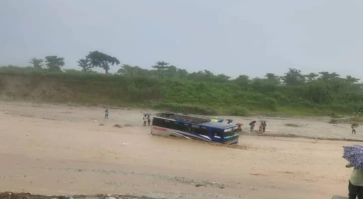 হড়পা বানের জেরে আটকে পড়ল যাত্রীবাহী বাস!