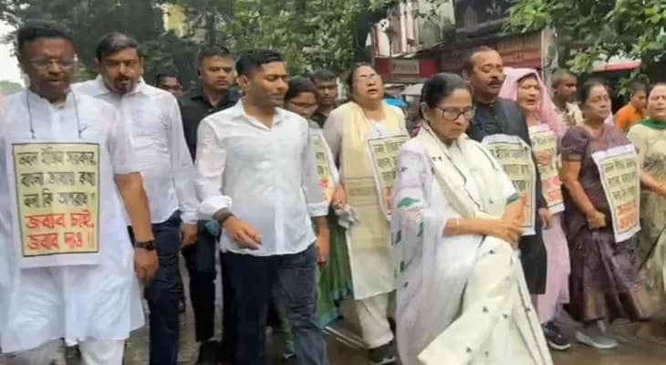 বৃষ্টি উপেক্ষা করে কলেজ স্কোয়ার থেকে শুরু হল তৃণমূল কংগ্রেসের মিছিল, উপস্থিত রয়েছেন মমতা ও অভিষেক বন্দ্যোপাধ্যায়