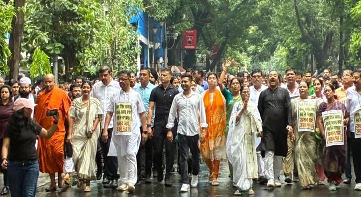 তৃণমূল কংগ্রেসের মিছিল থেকে উঠল আমরা বাঙালি, জয় বাংলা স্লোগান