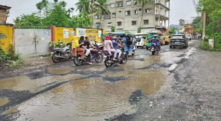 খন্দে ভর্তি অঙ্কুরহাটির জেমস অ্যান্ড জুয়েলারি পার্কের রাস্তা