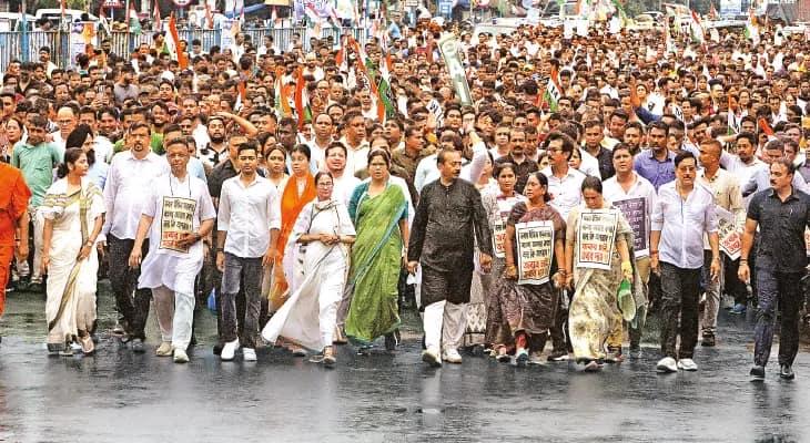 বাঙালি হেনস্তায় প্রত্যাঘাতের গর্জন মমতার