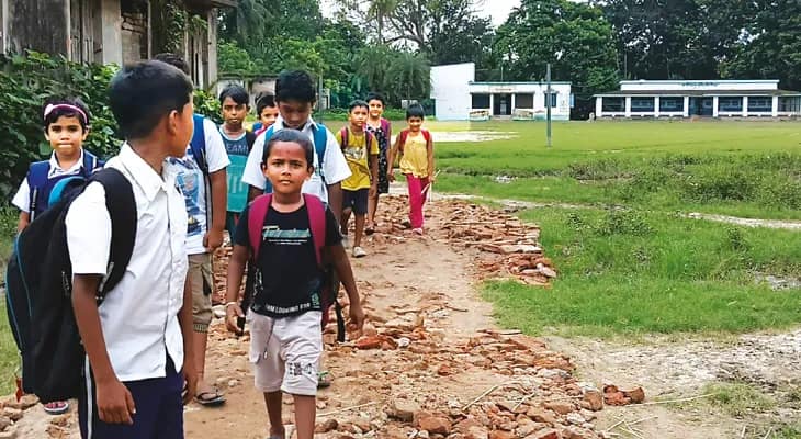 প্রশাসন গুরুত্ব দেয়নি, রাবিশ ফেলে রাস্তা সারালেন শিক্ষক ও বাসিন্দারাই