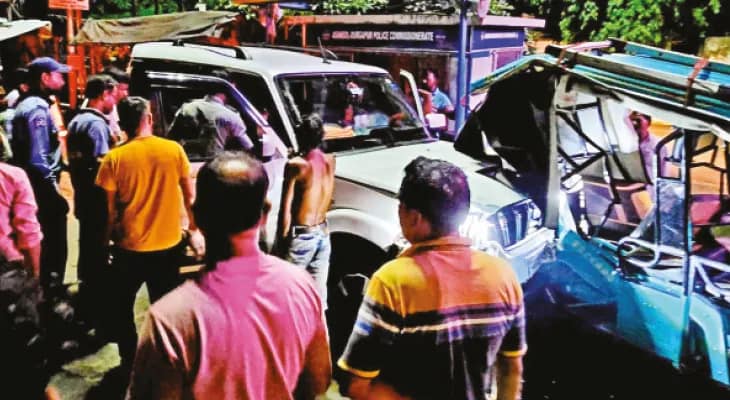 মদ্যপ চালকের বেপরোয়া গাড়ির ধাক্কা, জখম চার