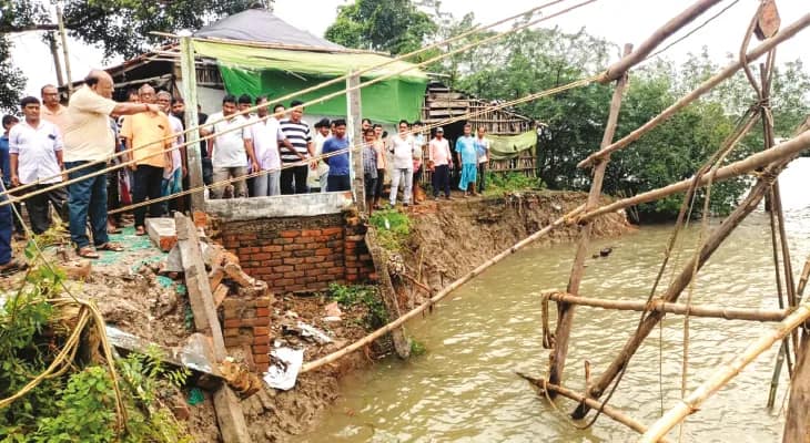 নদীর স্রোত কমাতে এবার বাঁশের খাঁচা ফেলে চলছে নদীবাঁধ মেরামতের কাজ