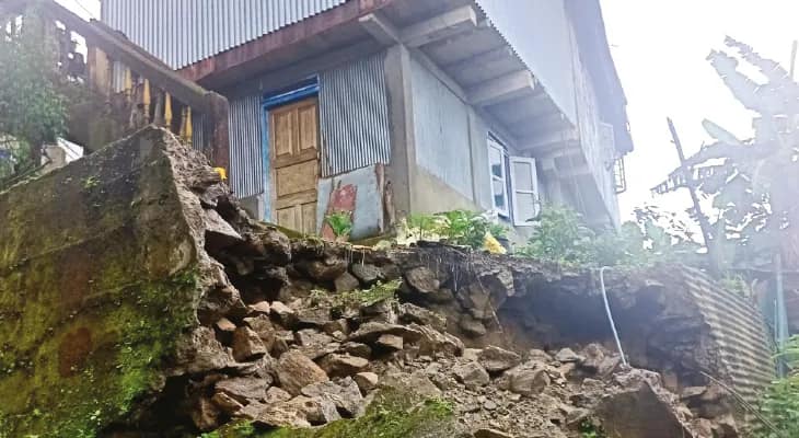 ধসে বিধ্বস্ত দার্জিলিং, চাপা পড়ে মৃত ২ ক্ষতিগ্রস্ত একাধিক বাড়ি-রাস্তা, টয়ট্রেন বাতিল