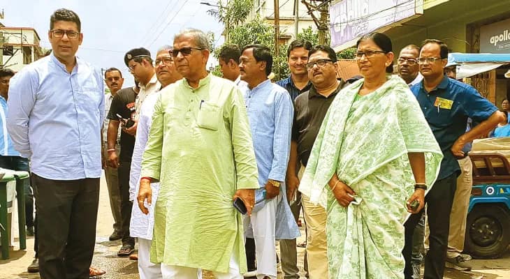 মমতার নির্দেশে ঘাটালে প্রিন্সিপাল সেক্রেটারি, ত্রাণ পেতে লম্বা লাইন