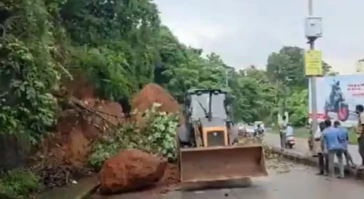 মেঙ্গালুরুতে ভারী বৃষ্টির জেরে ভূমিধস, চলছে রাস্তা চালু করার কাজ