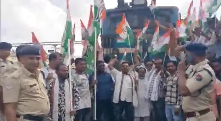 ওড়িশায় নির্যাতিতা ছাত্রীর মৃত্যু কাণ্ড: বনধের সমর্থনে নেমে বালেশ্বরে ট্রেন আটকে বিক্ষোভ দেখাচ্ছেন কংগ্রেস কর্মীরা