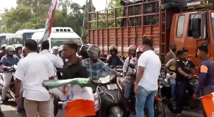 ওড়িশায় নির্যাতিতা ছাত্রীর মৃত্যু কাণ্ড: বনধের সমর্থনে নেমে চেন্নাই-কলকাতা জাতীয় সড়ক অবরুদ্ধ করে রেখেছেন কংগ্রেসের কর্মীরা