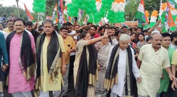 পানাগড়ে তৃণমূল কংগ্রেসের মিছিল, রয়েছেন দলীয় নেত্রী সায়নী ঘোষ
