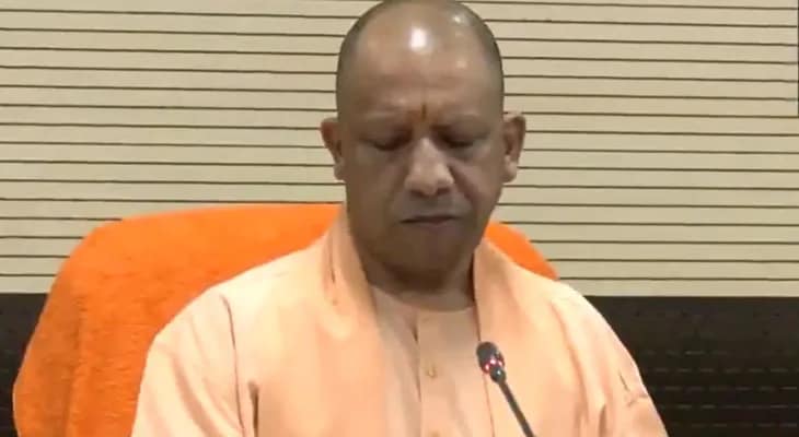 বারাণসীর সার্কিট হাউসে রিভিউ মিটিংয়ে উত্তরপ্রদেশের মুখ্যমন্ত্রী যোগী আদিত্যনাথ