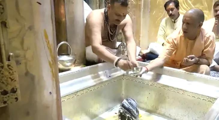 কাশী বিশ্বনাথ মন্দিরে পুজো দিলেন উত্তরপ্রদেশের মুখ্যমন্ত্রী যোগী আদিত্যনাথ