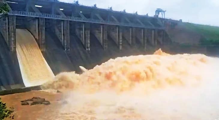 বিপুল পরিমাণ জল ছাড়ছে ডিভিসি