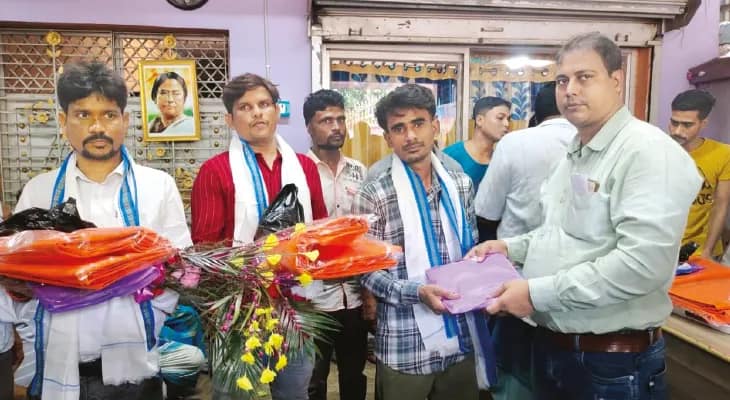 বিজেপি শাসিত রাজ্য থেকে আসা শ্রমিকদের সংবর্ধনা দিল তৃণমূল