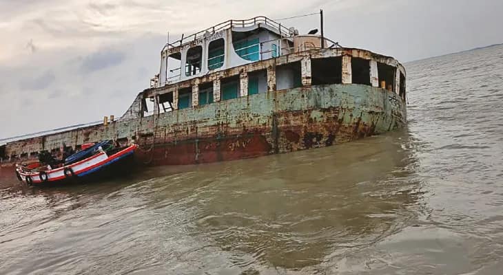 ডুবছে ছাইভর্তি বাংলাদেশি জাহাজ, দূষণের আশঙ্কা