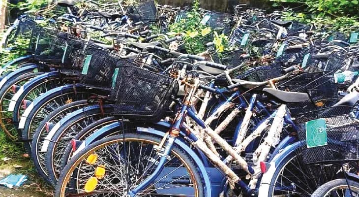 খোলা আকাশের নীচে পড়ে নষ্ট সবুজ সাথীর সাইকেল