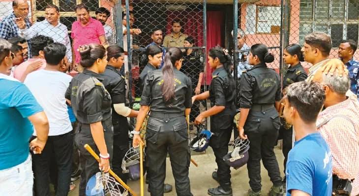 মারধরে অসুস্থ ১৬ ছাত্রী, সস্ত্রীক অভিযুক্ত গেস্ট টিচার, মারমুখী অভিভাবকরা, তপ্ত রামপুরহাটের স্কুল