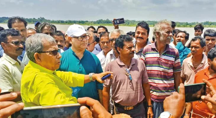 কংসাবতীর বাঁধে একাধিক ফাটল, সরানো হল গর্ভবতী মহিলাদের, পাঁশকুড়ায় বন্যার শঙ্কা