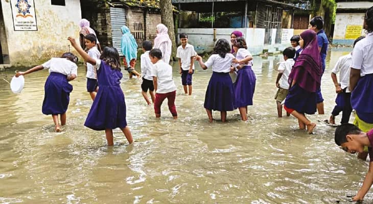 ডোমকল: নিকাশি নেই, জল জমে পুকুর স্কুল প্রাঙ্গণ, প্রশাসনের উদাসীনতায় বাসিন্দাদের ক্ষোভ