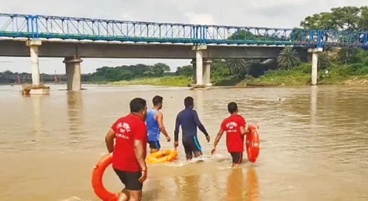 স্কুলে না গিয়ে কংসাবতীতে স্নান করতে নেমে নিখোঁজ ২ পড়ুয়া