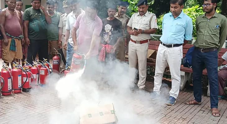 শুক্রবার জল্পেশ মন্দির ও পার্শ্ববর্তী এলাকার ব্যবসায়ীদের অগ্নি নির্বাপক ব্যবস্থা খতিয়ে দেখা হল