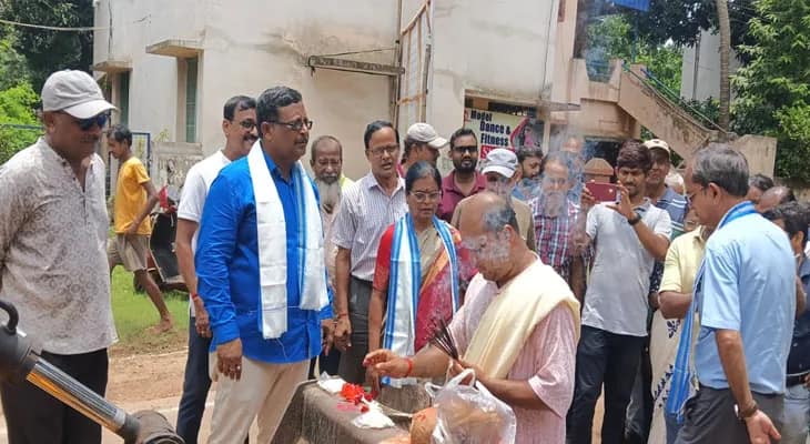 খড়্গপুর শহরের তালবাগিচায় এক কোটি টাকা ব্যয়ে রাস্তা তৈরির কাজ শুরু হল