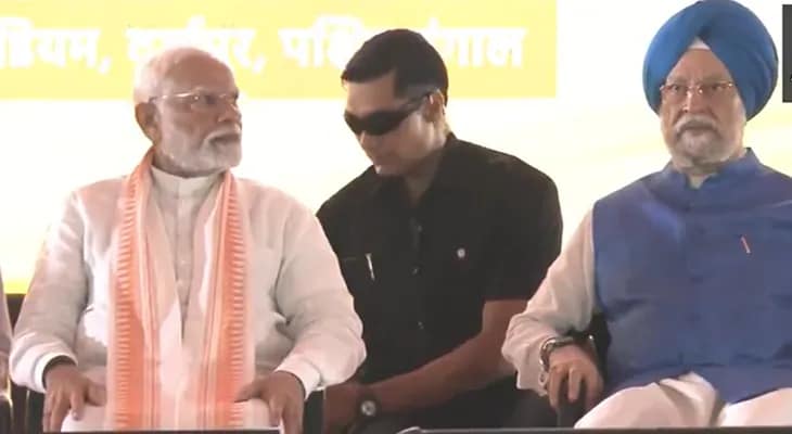দুর্গাপুরে ভাষণ দিচ্ছেন প্রধানমন্ত্রী নরেন্দ্র মোদি