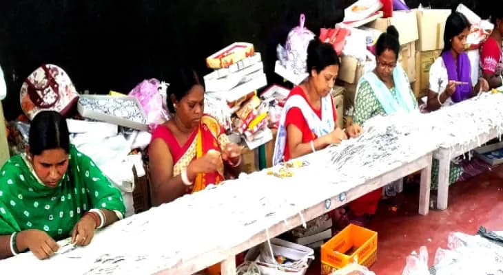রাজ্য সরকারের ৬ লক্ষ ৬০ হাজার পরিবেশ বান্ধব রাখীর বরাত পেল কালনার ক্লাস্টার